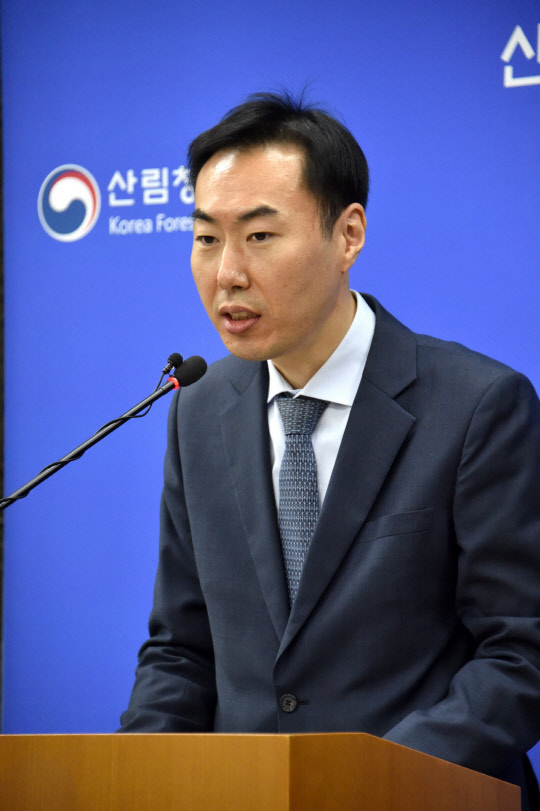박영환 산림청 국유림경영과장인 21일 정부대전청사 브리핑룸에서 '인제군 산림종합계획' 추진방향에 대해 브리핑하고 있다.  산림청 제공
